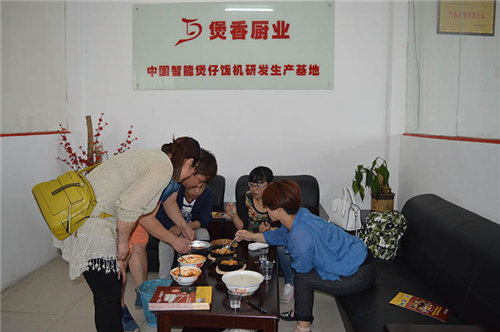 客戶自做現(xiàn)品煲仔飯 客戶自做現(xiàn)品煲仔飯